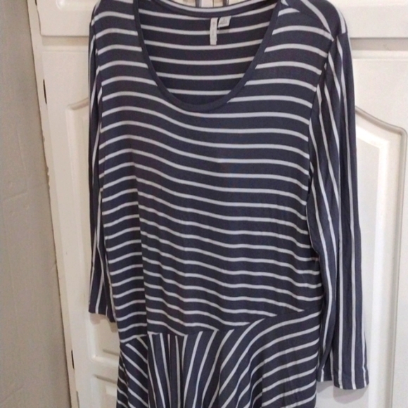 Cato Gray striped Round Neckline Top with ruffle bottom Size Women's Large - Picture 1 of 4